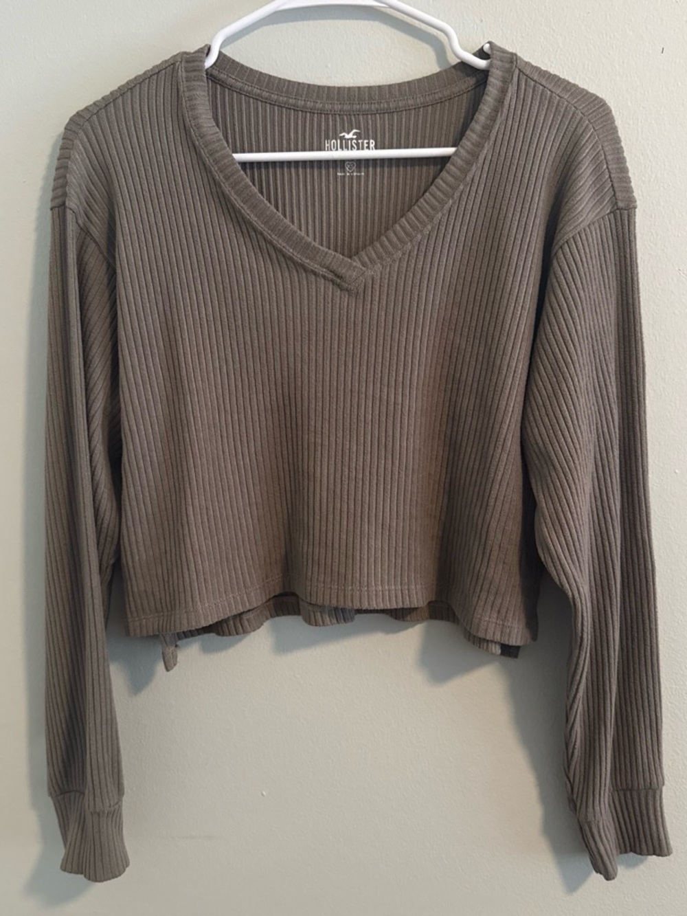Hollister Ribbed V-Neck Cropped Long-Sleeve Top - Brown